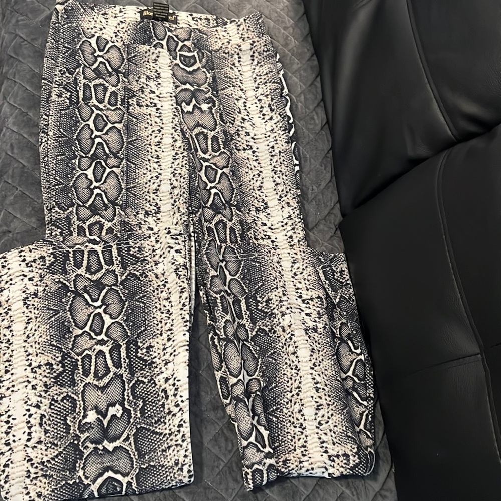 5 for $20 🌹  NWT Snake skin print stretch pants Sz S